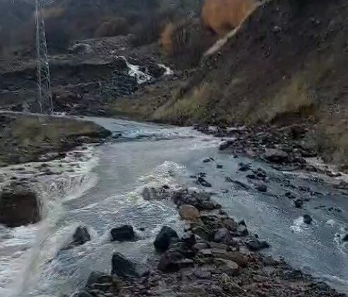 Muş’ta heyelan köy yolunu ulaşıma kapattı