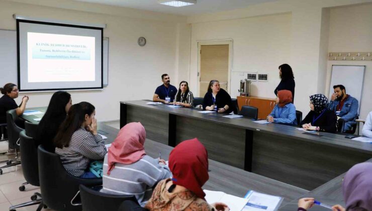 NEÜ’de hemşirelere “Rehber Hemşire Eğitimi” kursu verildi