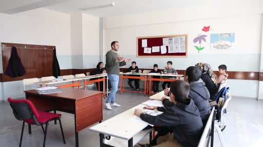 Öğretmeninin fedakarlığı sonucu yazma öğrenen görme engelli Caner, Kırk Hadis Yarışmasında birinci oldu