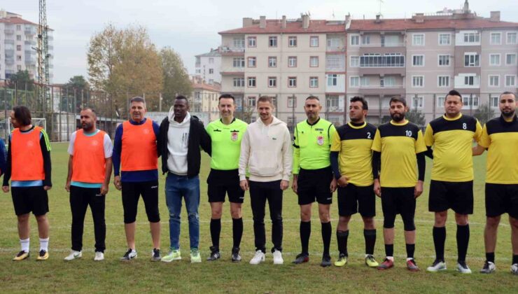 Öğretmenler derste değil, yeşil sahada ter döktü