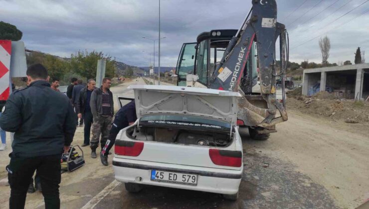 Otomobil geri manevra yapan iş makinesine çarptı: 2 yaralı