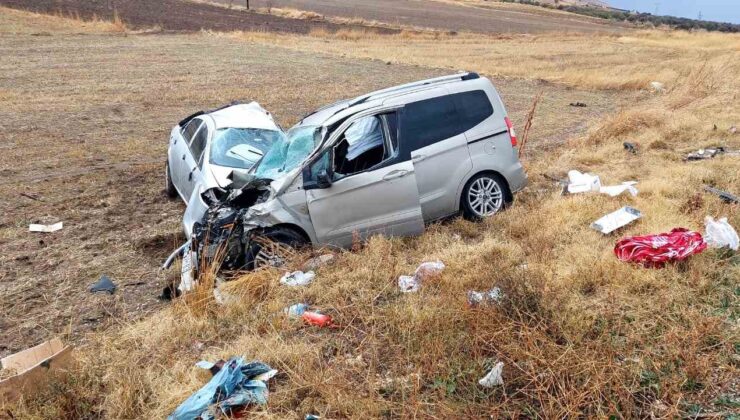 Otomobil önce tıra ardından hafif ticari araca çarptı, 3 kişi yaralandı