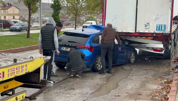 Otomobil park halindeki tırın altına girdi: 1 yaralı