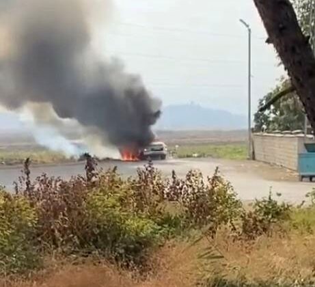 Park halindeki otomobil alev alev yandı