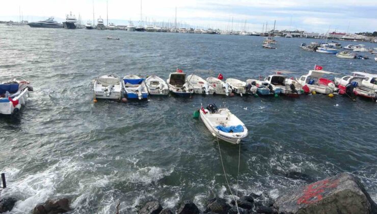 Pendik’te şiddetli rüzgar nedeniyle 4 balıkçı teknesi battı