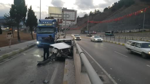 Refüjdeki duvara çarpan otomobilin sürücüsü ölümden döndü