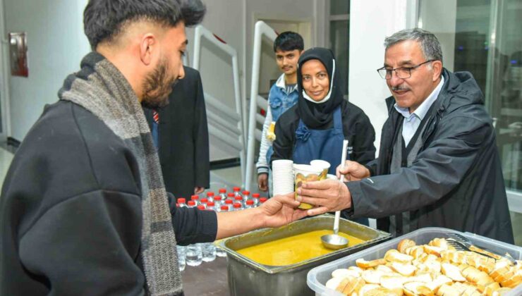 Rektör Gavgalı, sınavlara hazırlanan öğrencilere çorba ikram etti