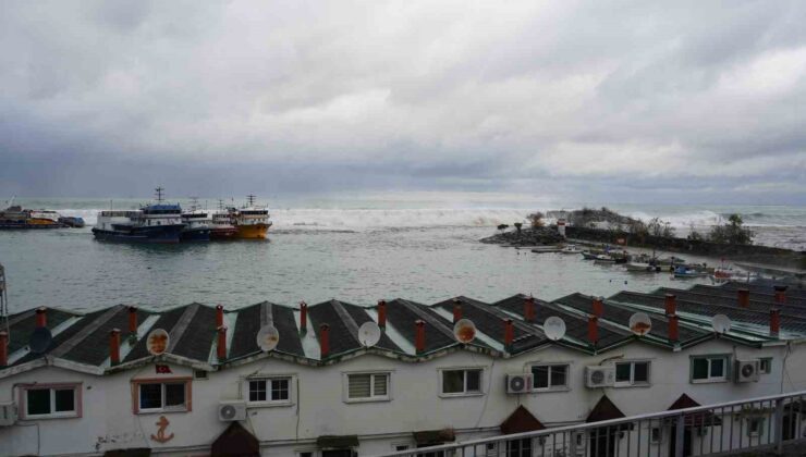 Rize’de biri tır olmak üzere 3 araç dalgalardan hasar gördü, 1 kamyonet denize düştü