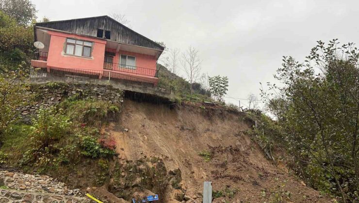 Rize’de heyelan nedeniyle 2 katlı evde yıkılma tehlikesi oluştu