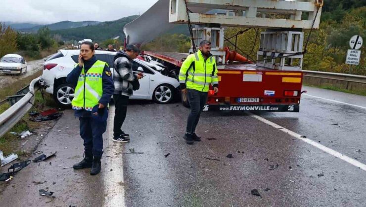 Rüzgar türbini taşıyan tır, altına aldığı 3 aracı metrelerce sürükledi