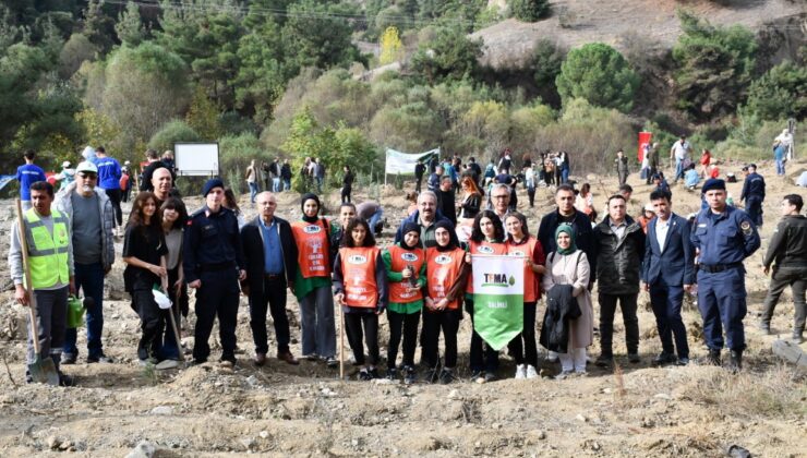 Salihli’de yüzlerce fidan toprakla buluştu