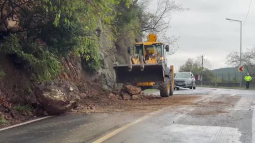 Sarıyer’de dev kaya parçası toprakla birlikte yola yuvarlandı