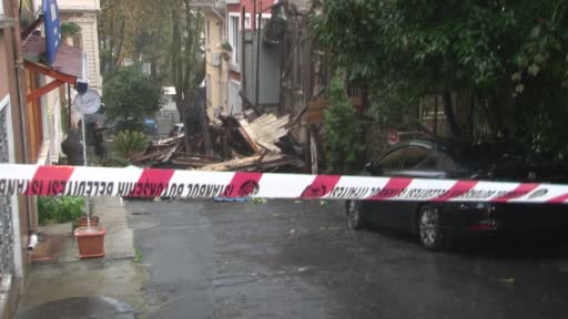 Sarıyer’de metruk bina çöktü: Sokağa giriş çıkışlar kapatıldı