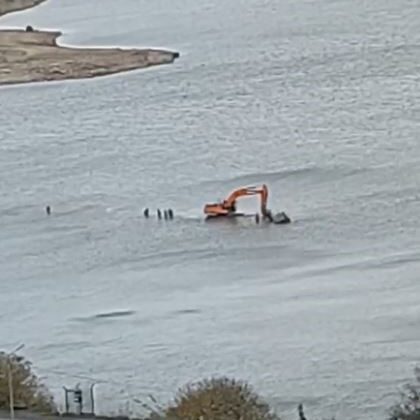 Sazlıdere Barajı’nda soktukları traktör akıntıya kapılarak suya saplandı