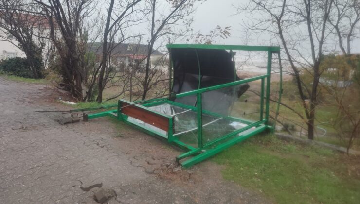 Şiddetli fırtına Sakarya’nın Karasu sahilini yıktı geçti