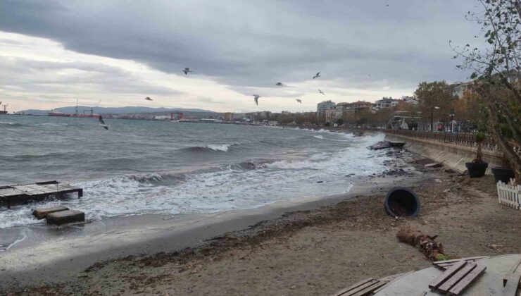 Şiddetli lodos: Deniz çalkalanıyor, tekneler dans ediyor