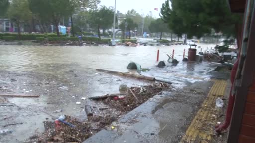 Şiddetli yağışta dere taştı, işletmeleri su bastı