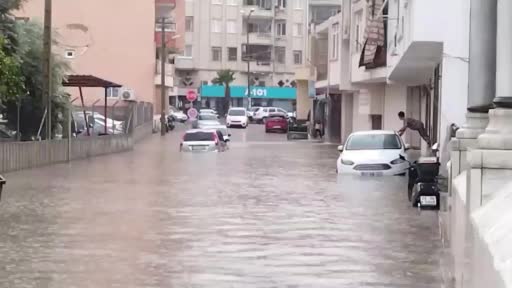 Silifke’de yağış yolları göle çevirdi, araçlar suya gömüldü