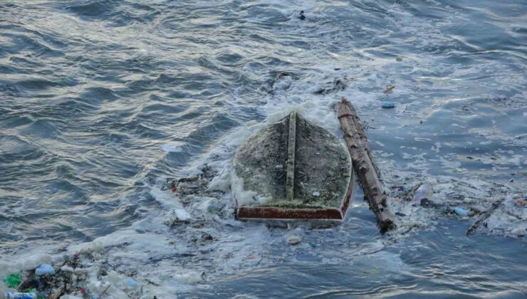 Sinop’ta dev dalgalar balıkçı teknelerine zarar verdi, ağlar kıyıya vurdu