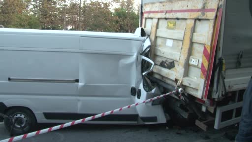 Şişli’de feci kaza: Panelvan kamyonun altına girdi