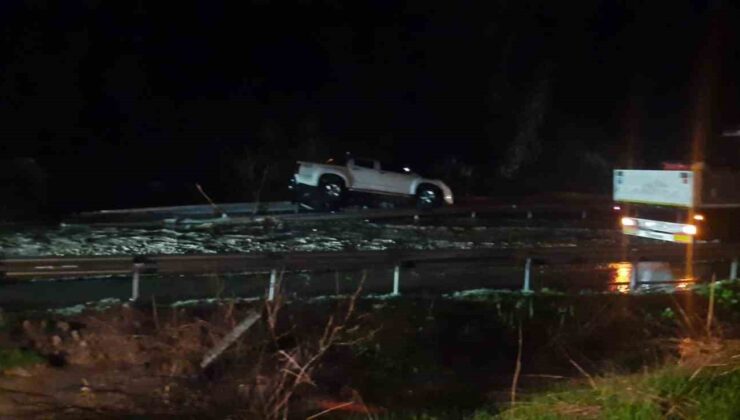 Söke’de sel suları yol kapattı, iki araç yol kenarında askıda kaldı