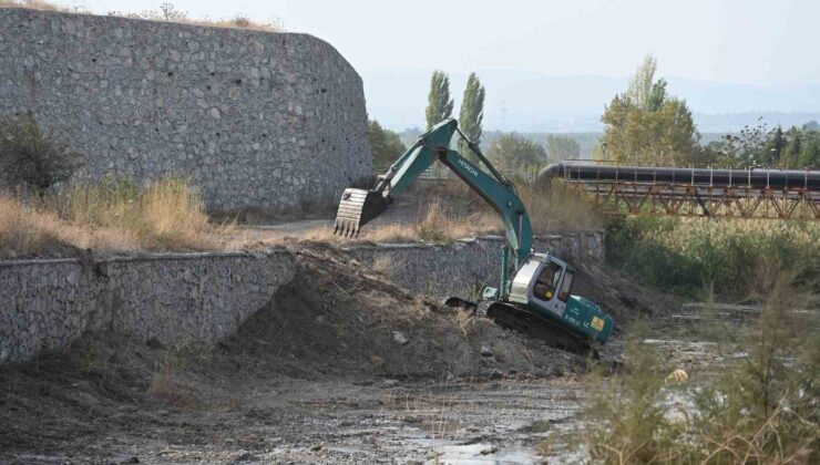 Soma Belediyesinden Bakırçay’da ıslah çalışması