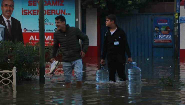 Sular altında kalan İskenderun’da mahsur kalan araçlar kurtarılmayı bekliyor