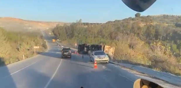 Tarsus’ta devrilen tırın sürücüsü yaralandı