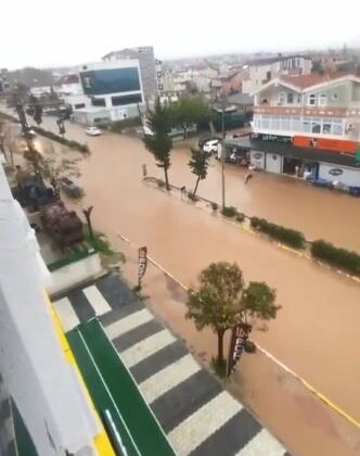 Tekirdağ’da sağanak yolları göle çevirdi