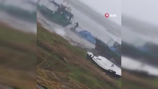 Teknede mahsur kalan balıkçıyı oğlu böyle kurtardı