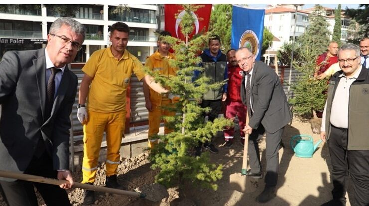 Tıp fakültesinde fidanlar toprakla buluştu