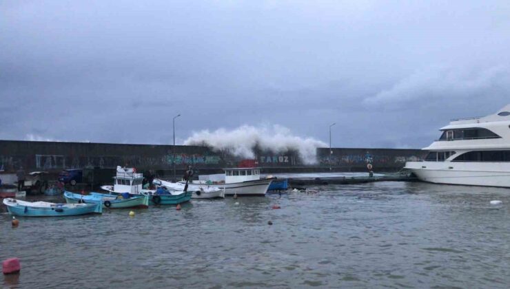 Trabzon Faroz Balıkçı Barınakları’nda dün yaşanan fırtınada dev dalgalar teknelere ve binlerce lira değerindeki ağlara zarar verdi