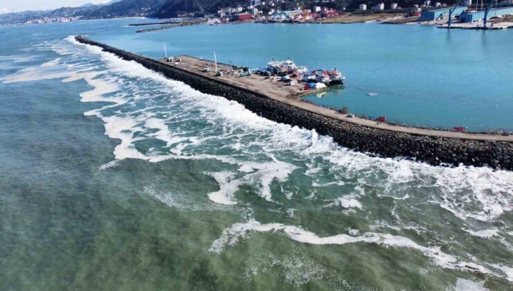 Trabzon’un Sürmene ilçesindeki Yeniçam Tersanesi’ndeki askeri üs bölgesinde dalgaların oluşturduğu tahribat görüntülendi