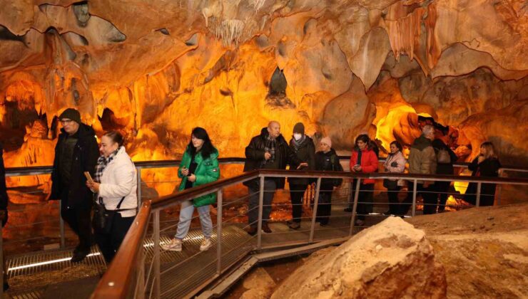 Tulumtaş Mağarası’na akademisyenlerden ziyaret