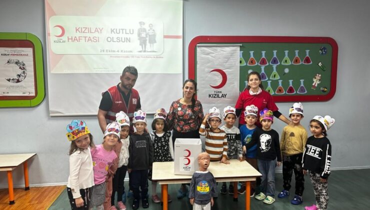 Tuzla’da anaokulu öğrencileri Kızılay’a yardım topladı