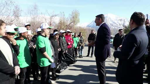 Vali Ali Çelik, öğrencilerle çöp topladı