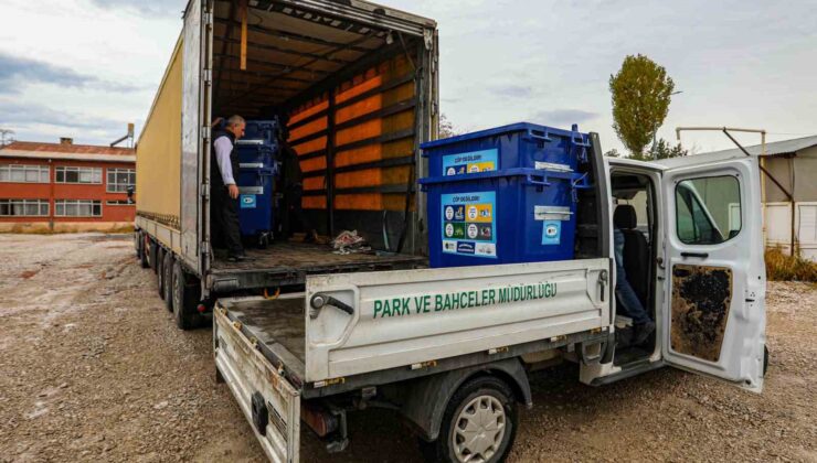 Van Büyükşehir Belediyesi 13 ilçeye plastik çöp konteyneri dağıttı