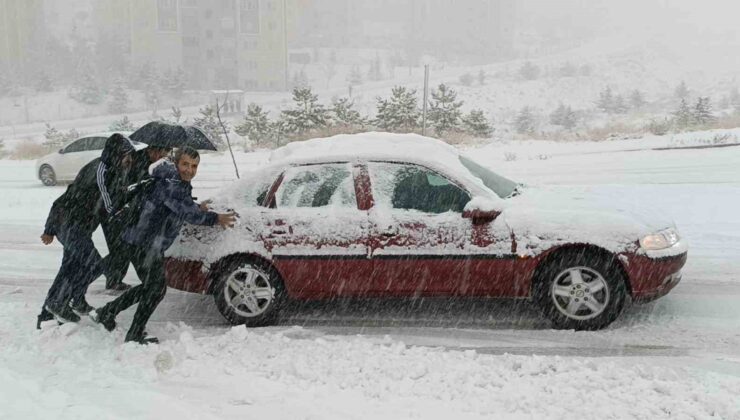 Van’da kar hayatı felç etti: Araçlar yolda kaldı