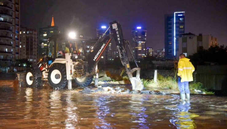 Yağışın etkili olduğu Mersin’de ekipler gece boyunca çalıştı