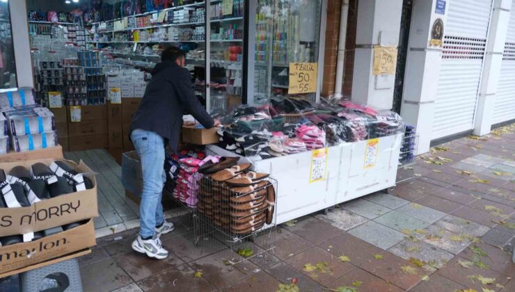 Yağmurdan ürünlerini korumaya çalışan esnaftan brandalı çözüm