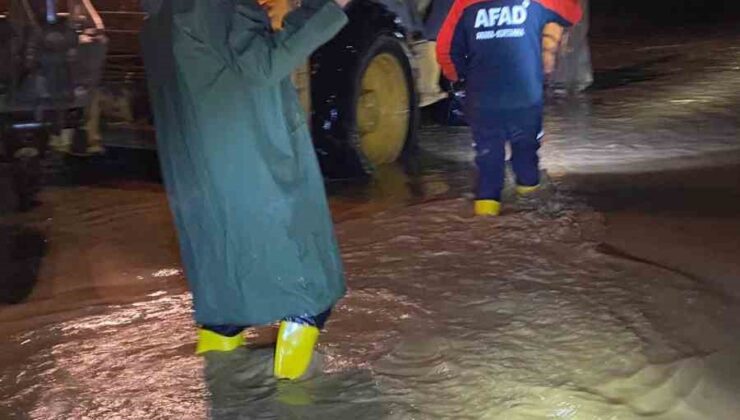 Yalova’da su basan sitedeki 10 kişi kurtarıldı