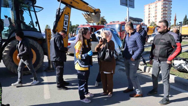 Yan yatan otomobilde sıkışan yaşlı kadın kurtarıldı, kızı annesini sayıkladı