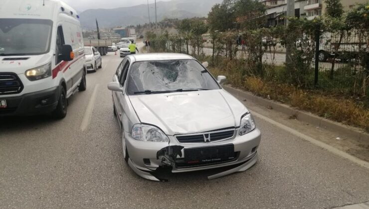 Yolun karşısına geçerken otomobilin çarptığı yaya yaralandı