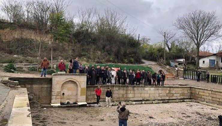 Yunanlılar atalarının köyünü ziyaret edip, geçmişte düğünlerin yapıldığı çeşme başında halay çekti