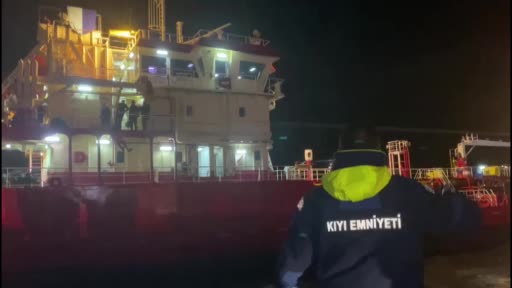Zeytinburnu açıklarında fırtınayla sürüklenen gemi karaya oturdu: 11 kişilik mürettebat varagele yöntemiyle kurtarıldı