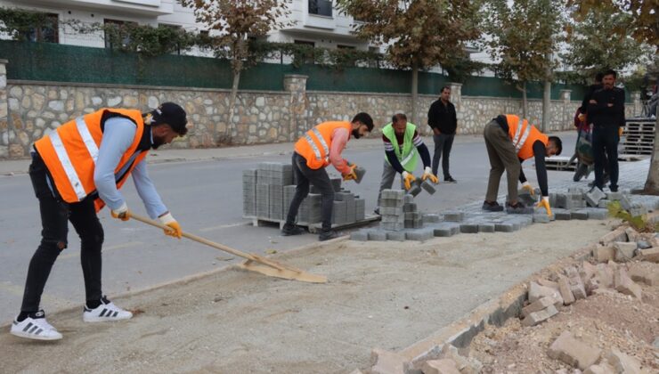 Radar Caddesi’nde Tretuvar Çalışması Yapılıyor